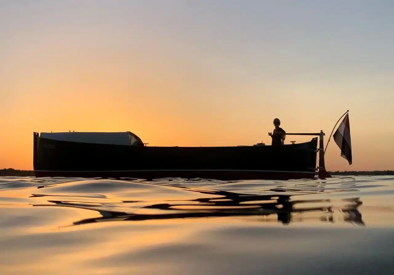 Boot in het water met zonsondergang voor varen in het donker cursus