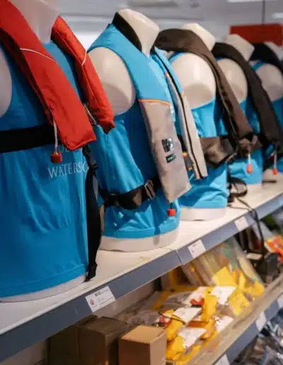 Zwem- en reddingsvesten te koop in Dekker Watersport Winkel in Zaandam