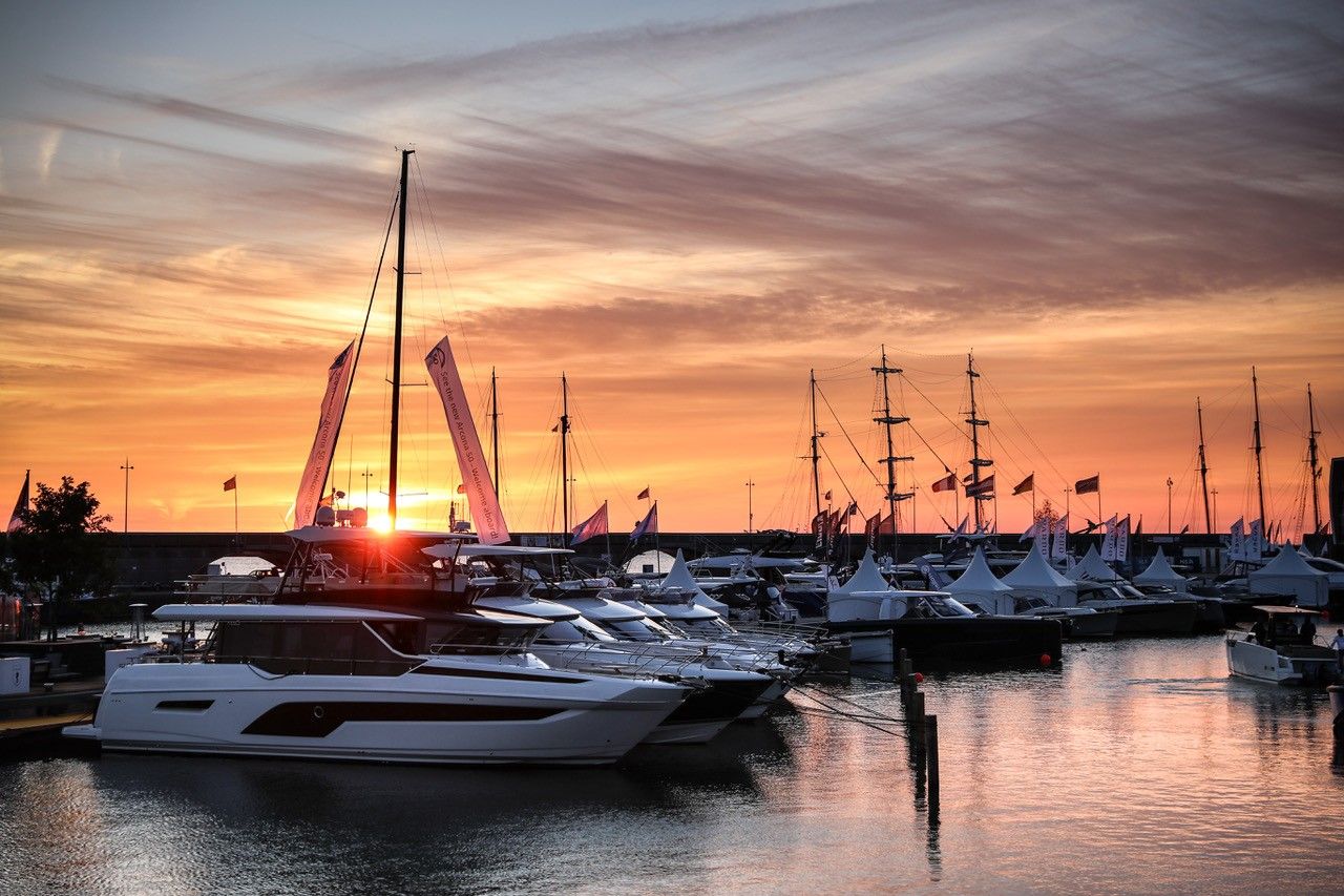 Boten in de Bataviahaven van Lelystad voor de Hiswa te water bootshow tijdens zonsondergang