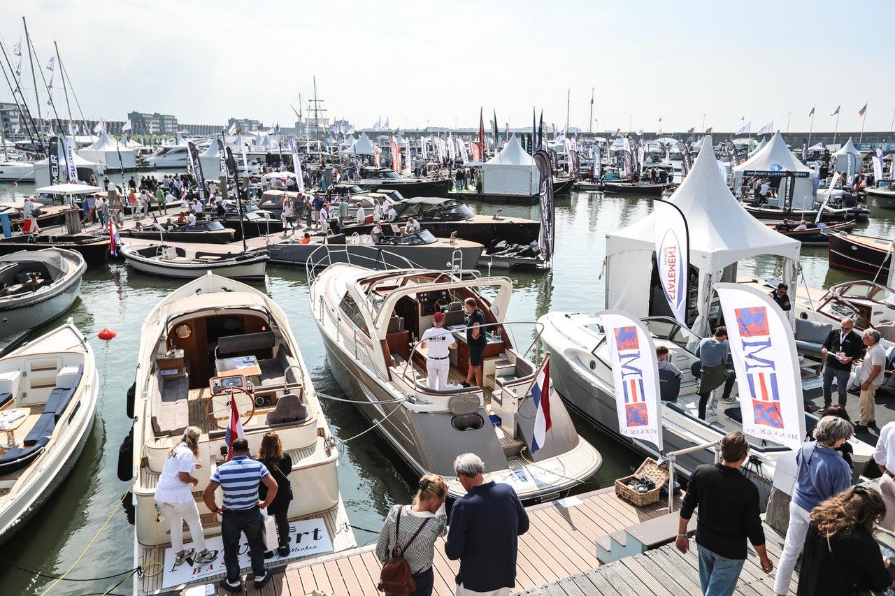 Boten in de Bataviahaven van Lelystad voor de Hiswa te Water bootshow