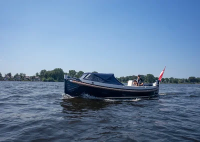 Blauw met witte Weco 635 sloep van Vaarplezier Bootverhuur varend op het Gooimeer