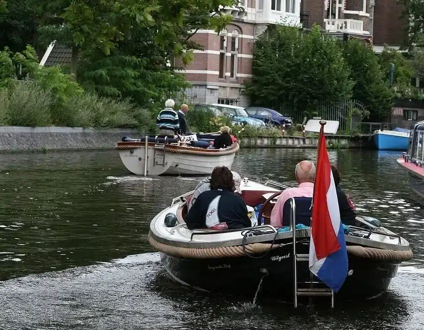 Varen met een sloep in grachten van Amsterdam tijdens grachtentour